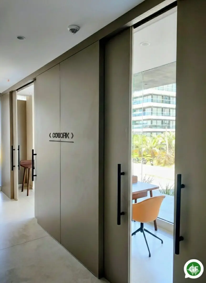 Zona de cowork con oficinas privadas, mobiliario ergonómico, buena luz natural y cerramientos acústicos.
