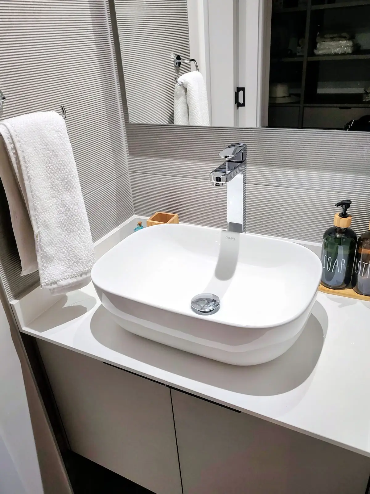 Antebaño del dormitorio principal, en suite.
