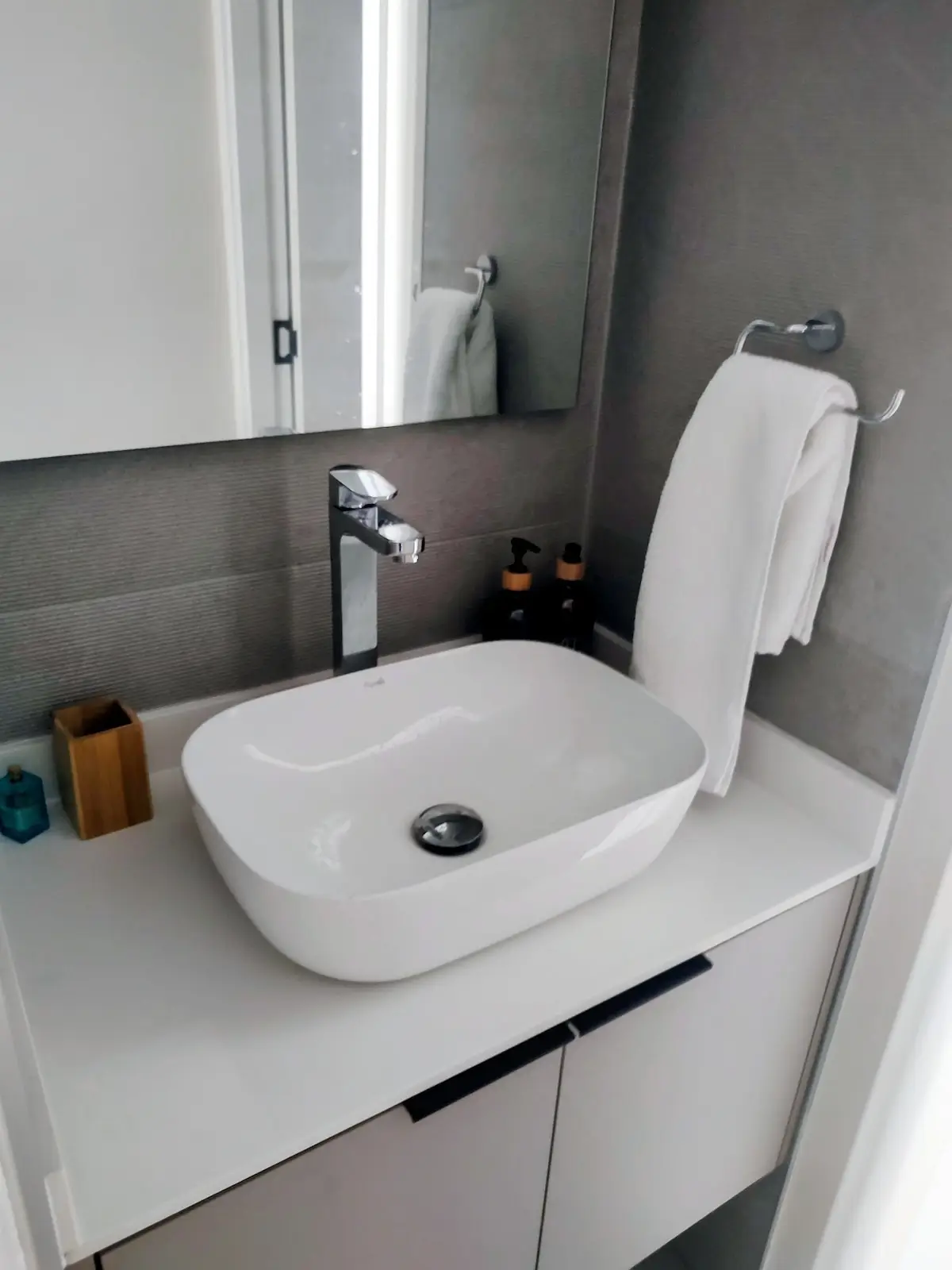 Antebaño de uso común, espacio independiente con mesada y mobiliario funcional.