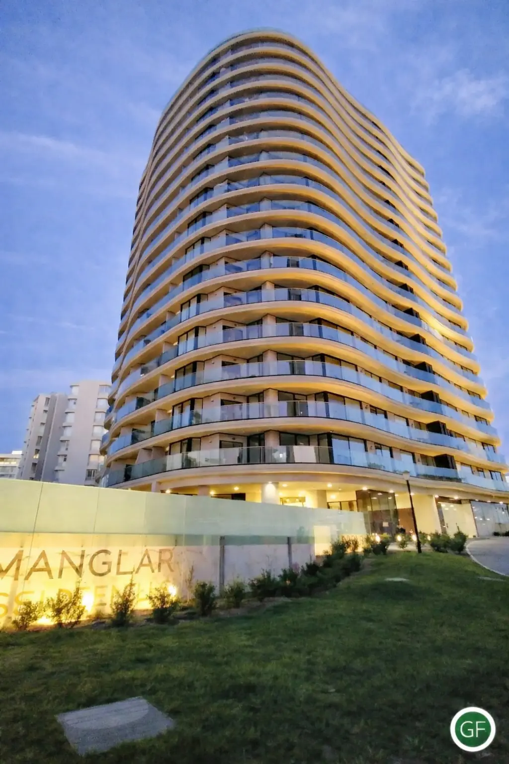 Edificio de vanguardia con arquitectura orgánica y diseño premium en un barrio residencial de lujo de Punta del Este.