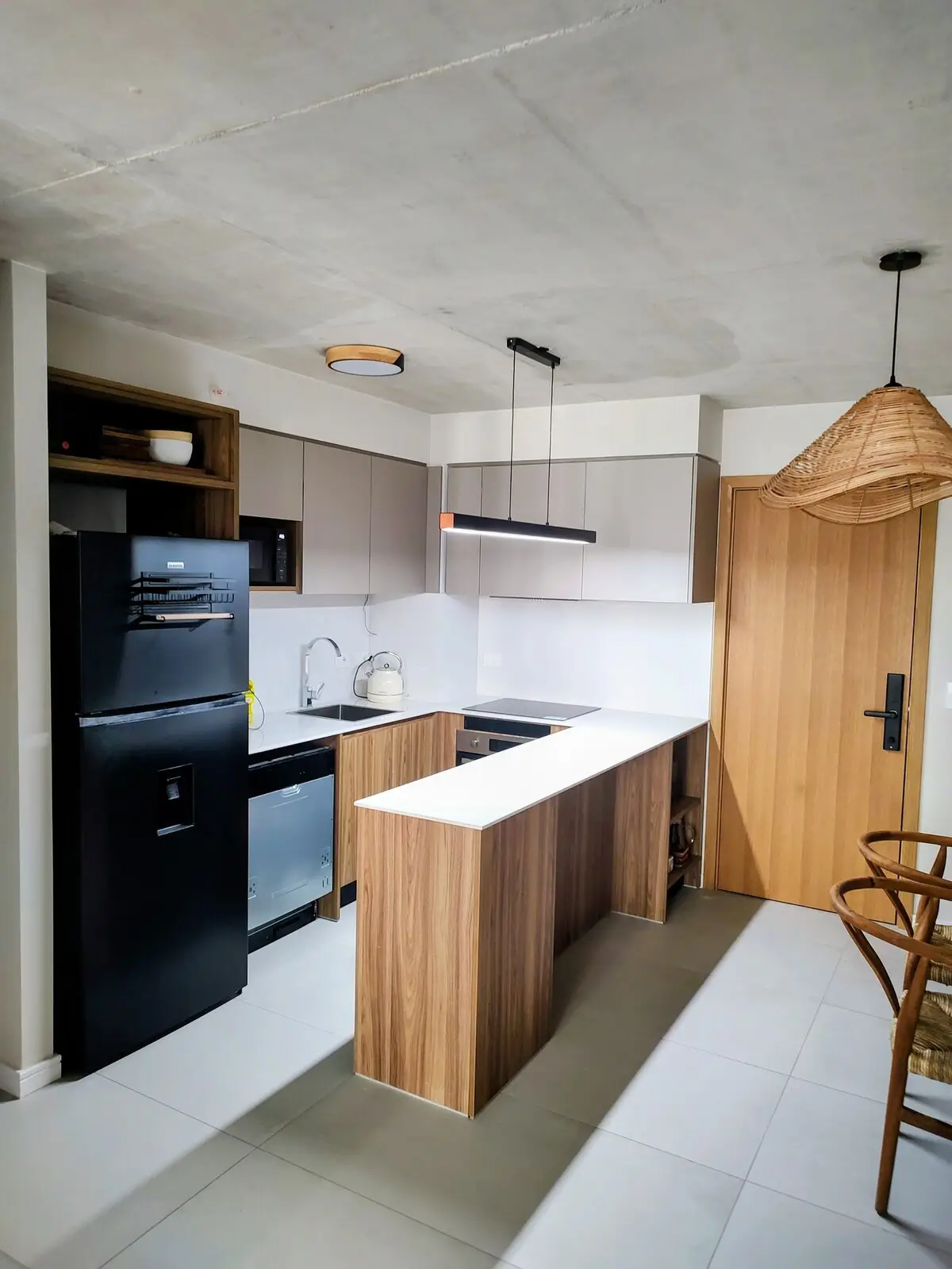 Cocina moderna y totalmente equipada con mesadas de cuarzo, anafe y horno eléctricos, campana extractora, heladera, lavavajillas e isla divisoria.