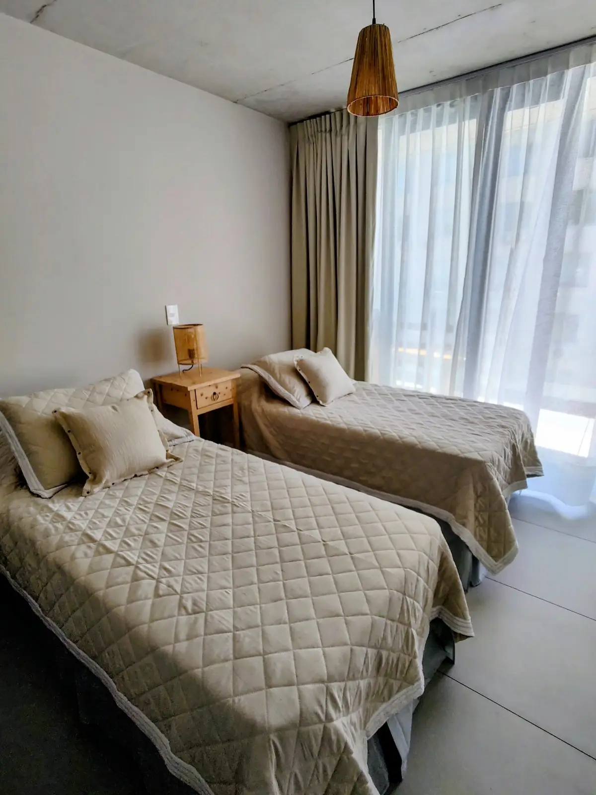 Segundo dormitorio luminoso con dos camas estilo marinero; permite extraer un sommier adicional para un niño.